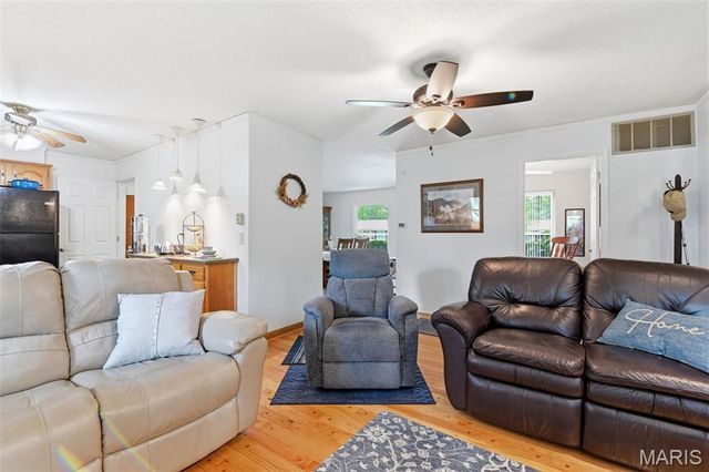 776 Coach Light Lane, Hazelwood, MO 63042