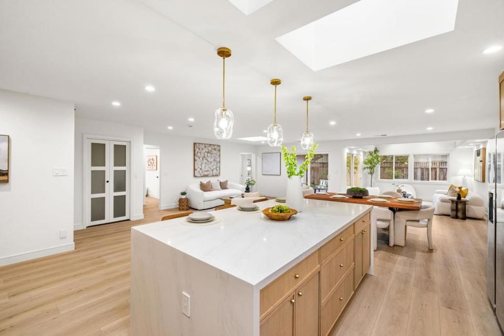 Image 7 of property listing at 1218 Sanchez Way, Redwood City, CA 94061