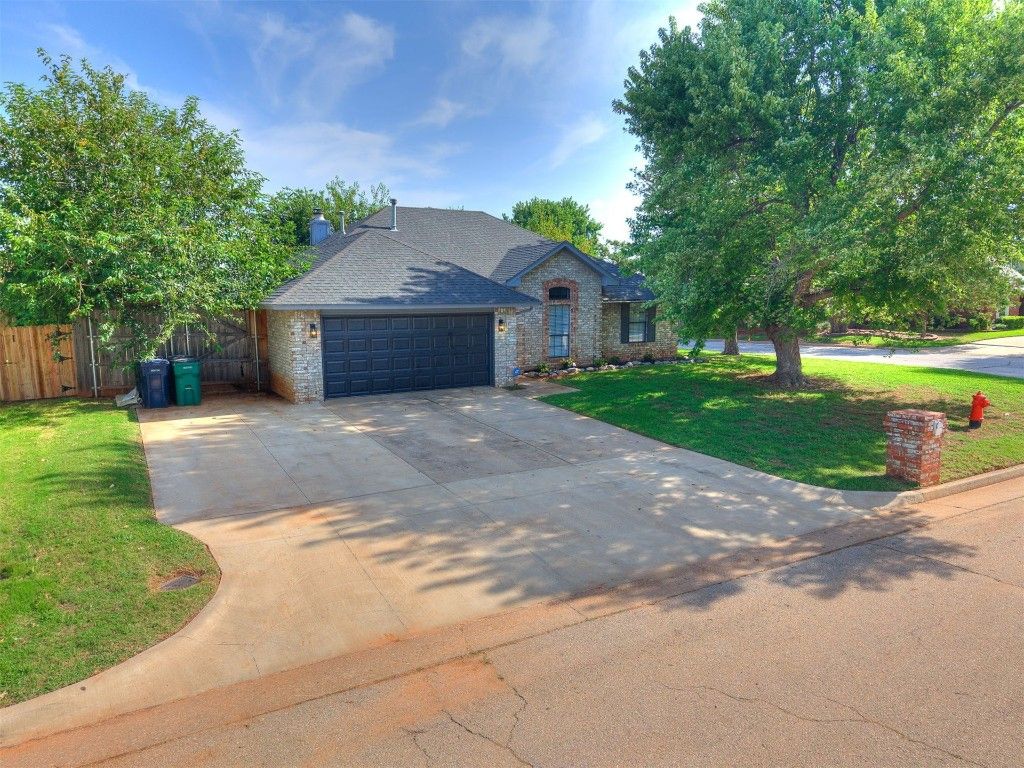 10001 S Hollyhead Way, Yukon, OK 73099