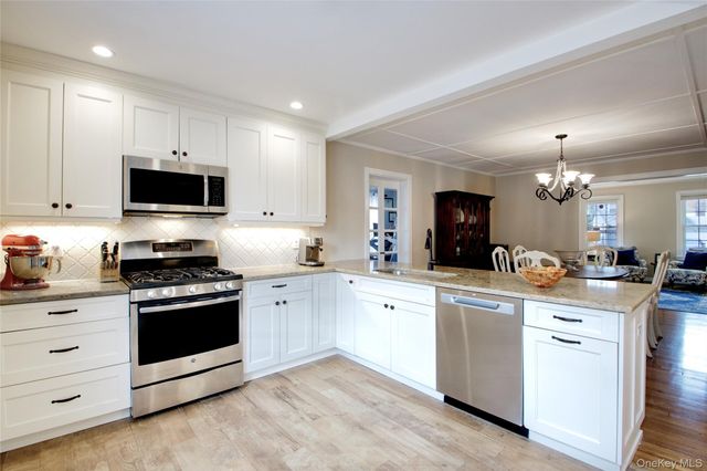 20 Salisbury Avenue, Stewart Manor, NY 11530