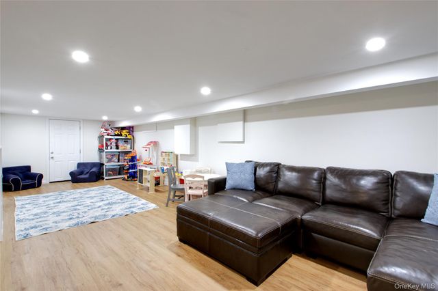 20 Salisbury Avenue, Stewart Manor, NY 11530