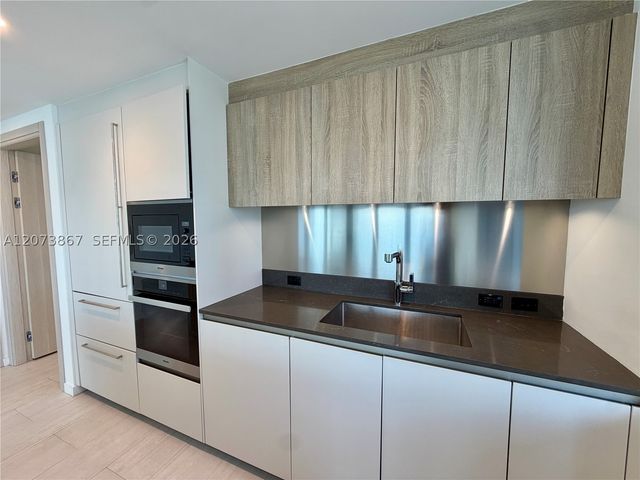 1000 Brickell Plz 4301, Miami, FL 33131