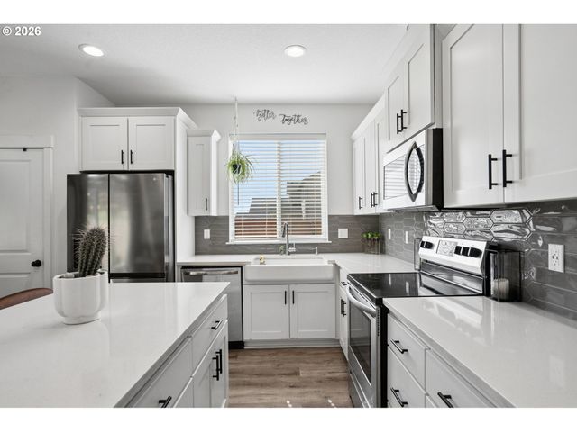 812 Ne Trillium Dr, Estacada, OR 97023