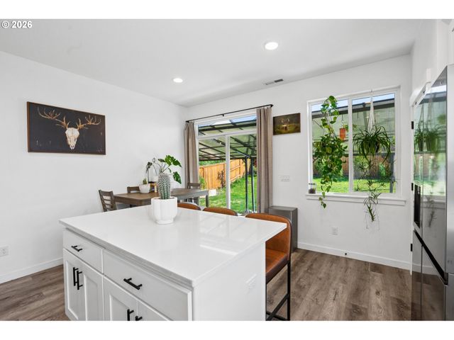 812 Ne Trillium Dr, Estacada, OR 97023