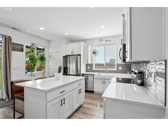 812 Ne Trillium Dr, Estacada, OR 97023