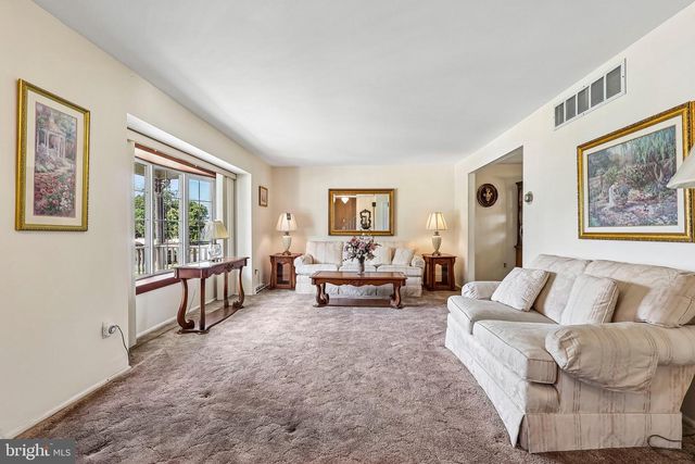 102 CAMBRIDGE DR, Cinnaminson, NJ 08077