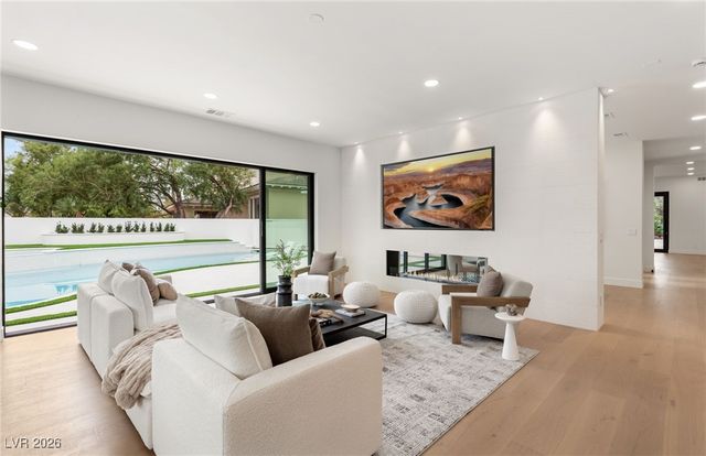 204 Luxaire Court, Las Vegas, NV 89144