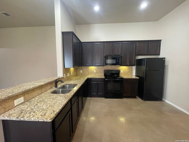758 SAENGERHALLE RD, New Braunfels, TX 78130