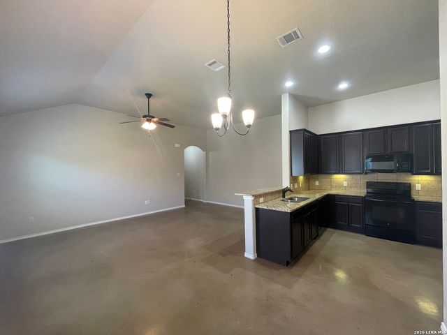 758 SAENGERHALLE RD, New Braunfels, TX 78130