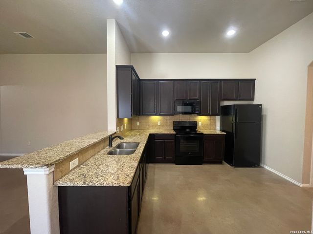 758 SAENGERHALLE RD, New Braunfels, TX 78130