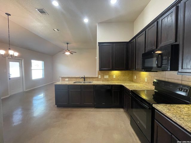 758 SAENGERHALLE RD, New Braunfels, TX 78130