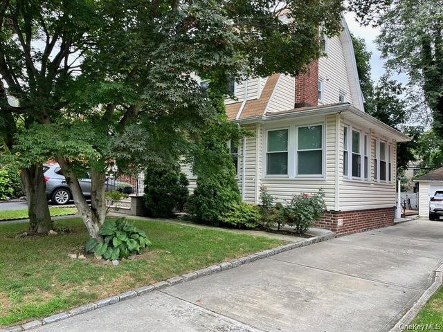 21 Nassau Road, Great Neck, NY 11021
