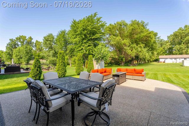 50226 Kapalua Drive, Macomb, MI 48042