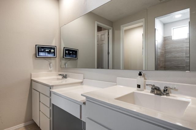 700 Cuarzo Road SE, Rio Rancho, NM 87124