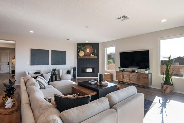 700 Cuarzo Road SE, Rio Rancho, NM 87124