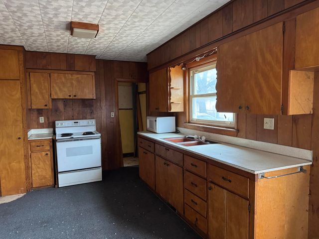 221 SE 2nd Avenue, Oelwein, IA 50662