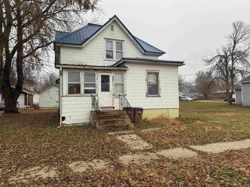 221 SE 2nd Avenue, Oelwein, IA 50662