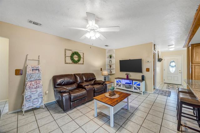 609 KING HENRY COURT, Seffner, FL 33584