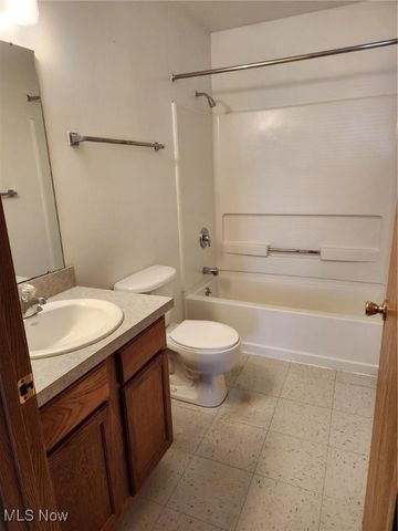 2951 Megan Circle, Youngstown, OH 44505