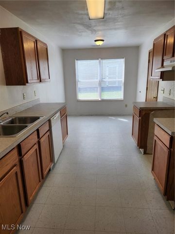 2951 Megan Circle, Youngstown, OH 44505