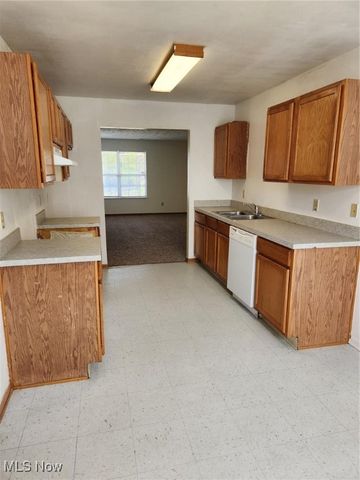 2951 Megan Circle, Youngstown, OH 44505