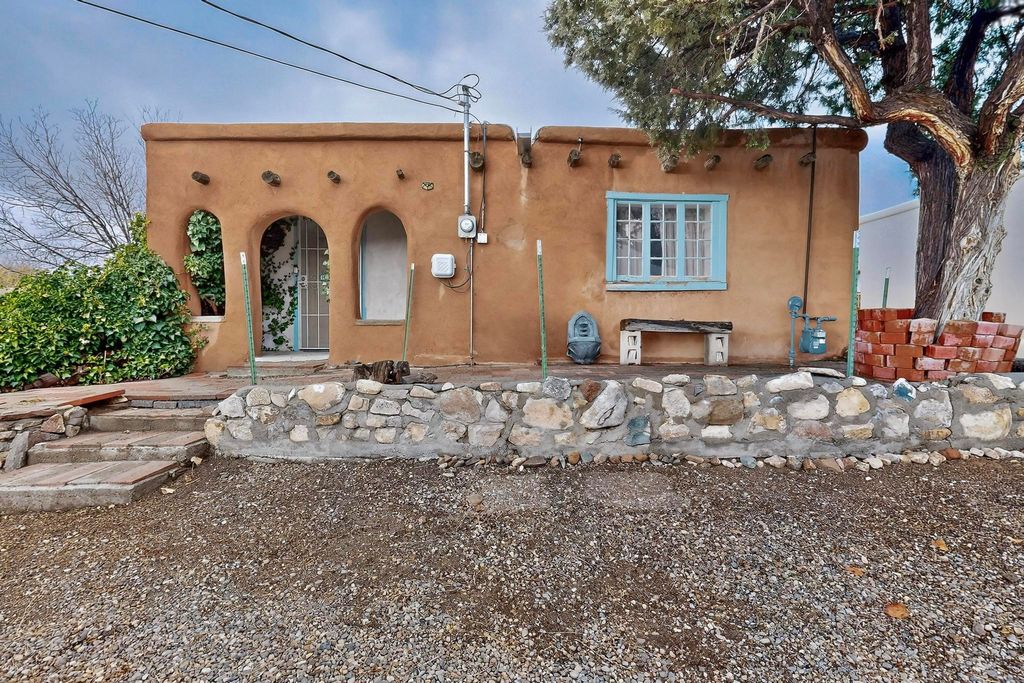 1295 Cerro Gordo, Santa Fe, NM 87501