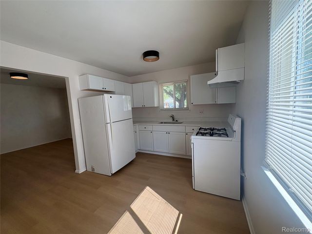 1026 E Evelyn Avenue, Hazel Park, MI 48030
