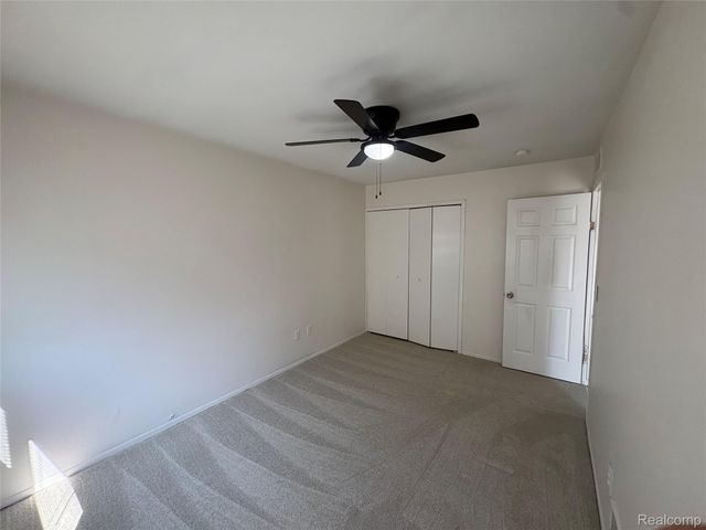 1026 E Evelyn Avenue, Hazel Park, MI 48030