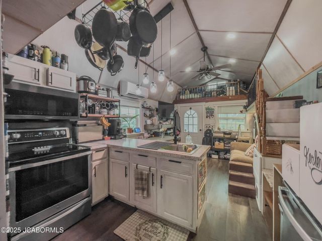 305 W HILLCREST AVENUE, Holts Summit, MO 65043