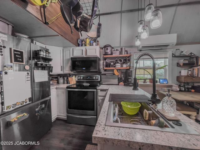 305 W HILLCREST AVENUE, Holts Summit, MO 65043