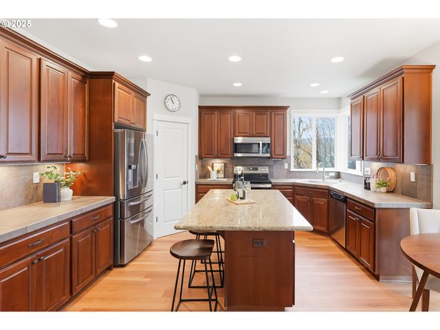 368 N FAIRWAY St, Newberg, OR 97132