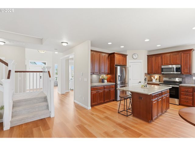 368 N FAIRWAY St, Newberg, OR 97132