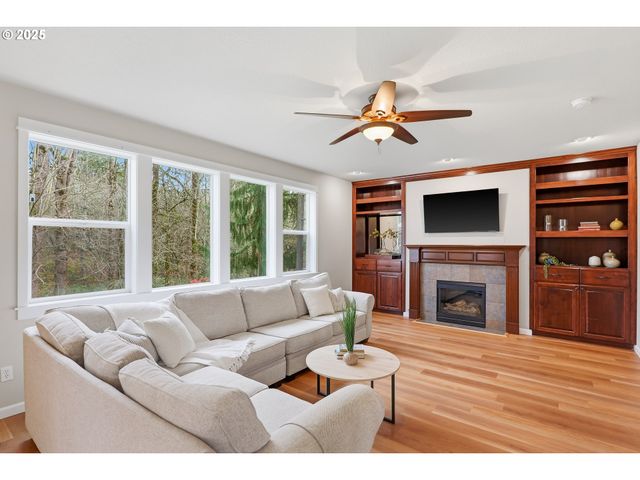 368 N FAIRWAY St, Newberg, OR 97132