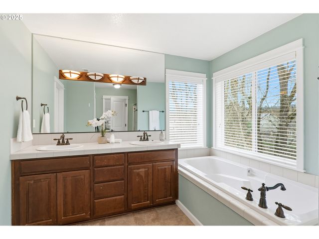 368 N FAIRWAY St, Newberg, OR 97132