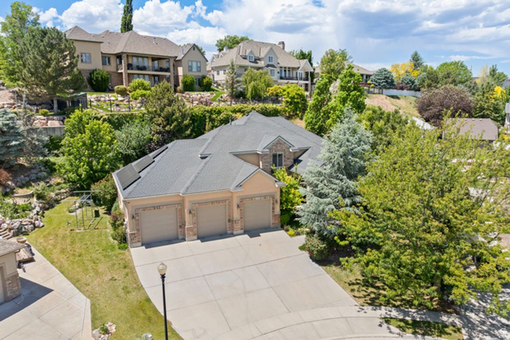 Image 3 of property listing at 11486 S MARKRIDGE CIR, South Jordan, UT 84095