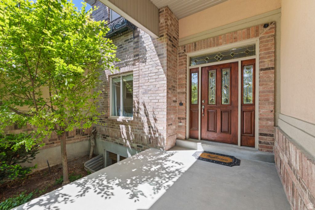 Image 4 of property listing at 11486 S MARKRIDGE CIR, South Jordan, UT 84095