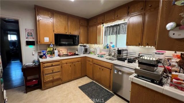 500 W Sample Avenue, Fresno, CA 93704