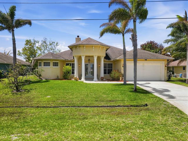 2199 SE Heathwood Circle, Port St. Lucie, FL 34952