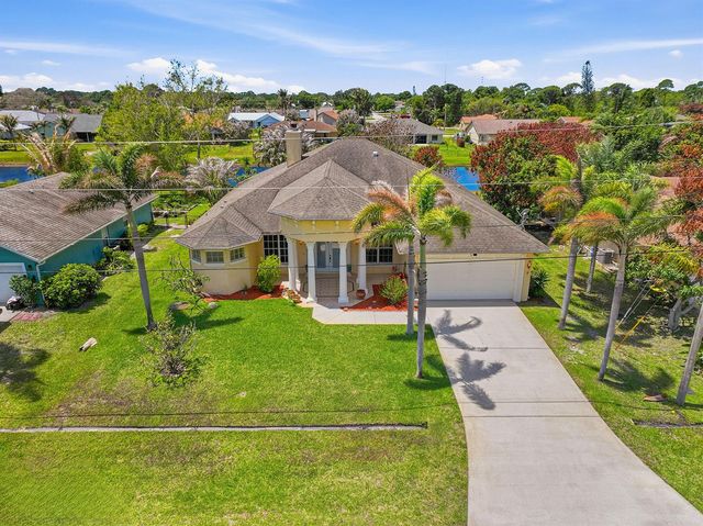2199 SE Heathwood Circle, Port St. Lucie, FL 34952