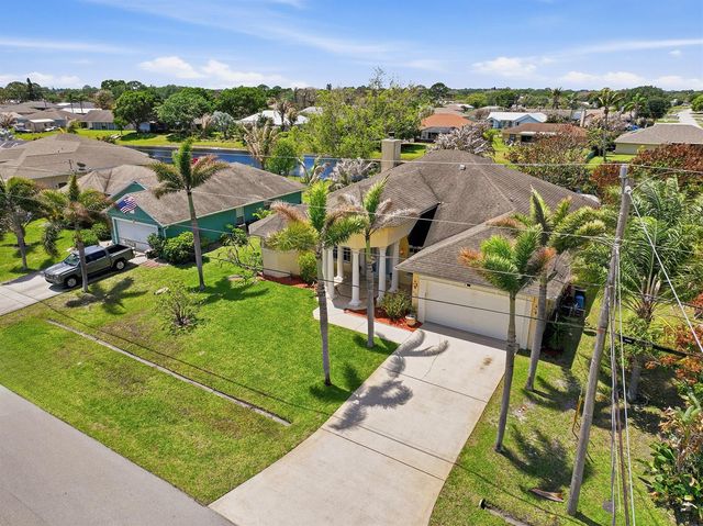 2199 SE Heathwood Circle, Port St. Lucie, FL 34952