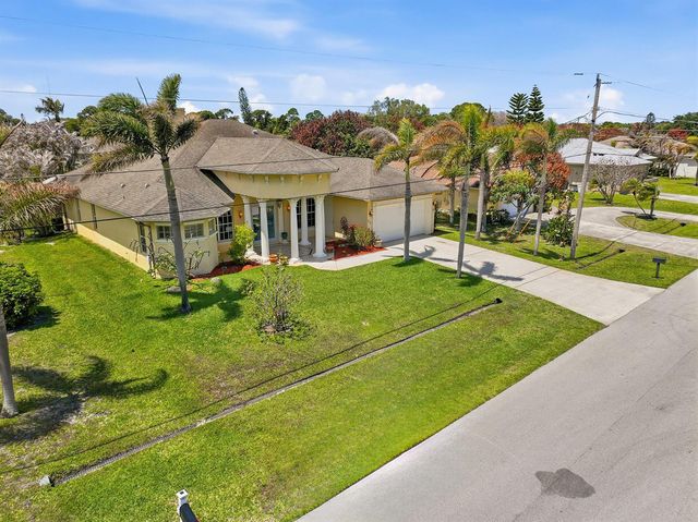 2199 SE Heathwood Circle, Port St. Lucie, FL 34952