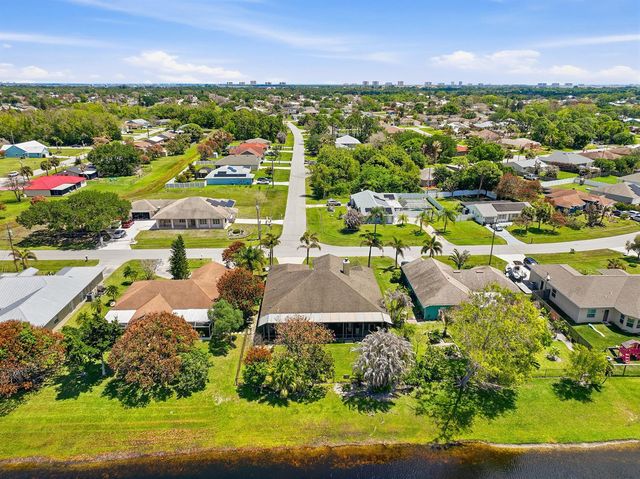 2199 SE Heathwood Circle, Port St. Lucie, FL 34952