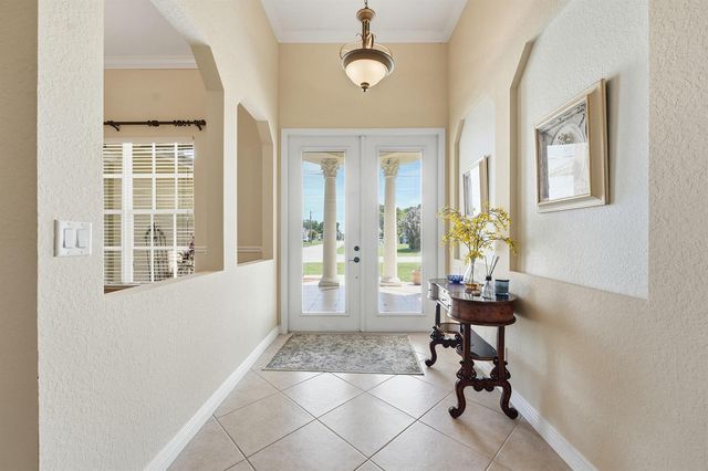 2199 SE Heathwood Circle, Port St. Lucie, FL 34952