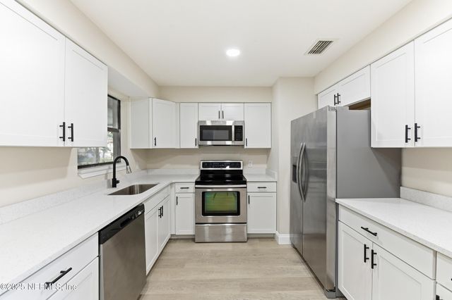 3042 SKIPPER Lane, Jacksonville, FL 32216