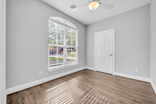 1 Hanover Lane, Panorama Village, TX 77304