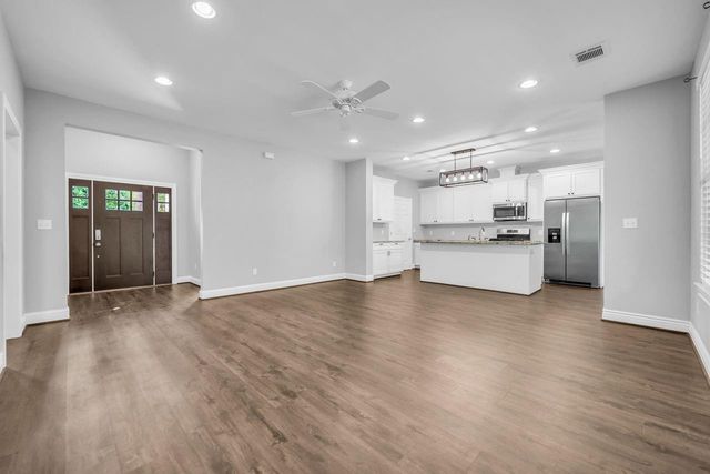 1 Hanover Lane, Panorama Village, TX 77304