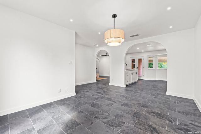 413 GLADIOLA LN, Castle Hills, TX 78213