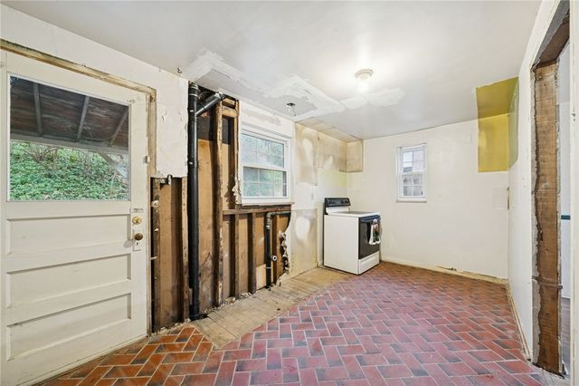 223 Gilkeson Rd, Mt Lebanon, PA 15228