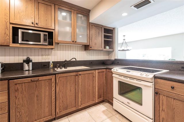 6026 E PEPPERTREE WAY 221A, Sarasota, FL 34242