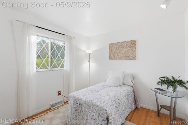 10469 Cooley Lake Road, Commerce Charter Township, MI 48382